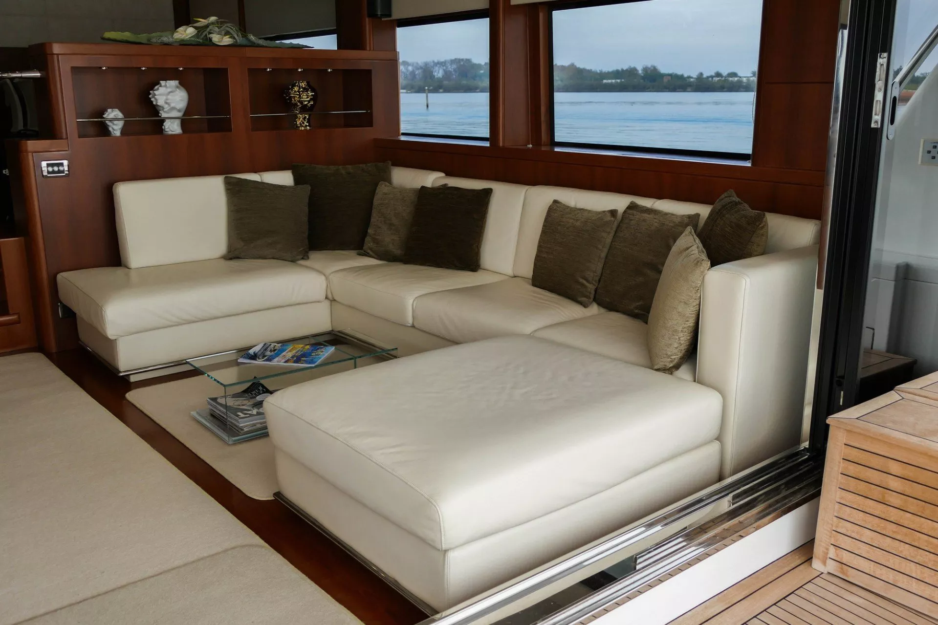 https://dev-api.arconyachts.com/storage/media/33961/conversions/751_7941941445-optimize.webp