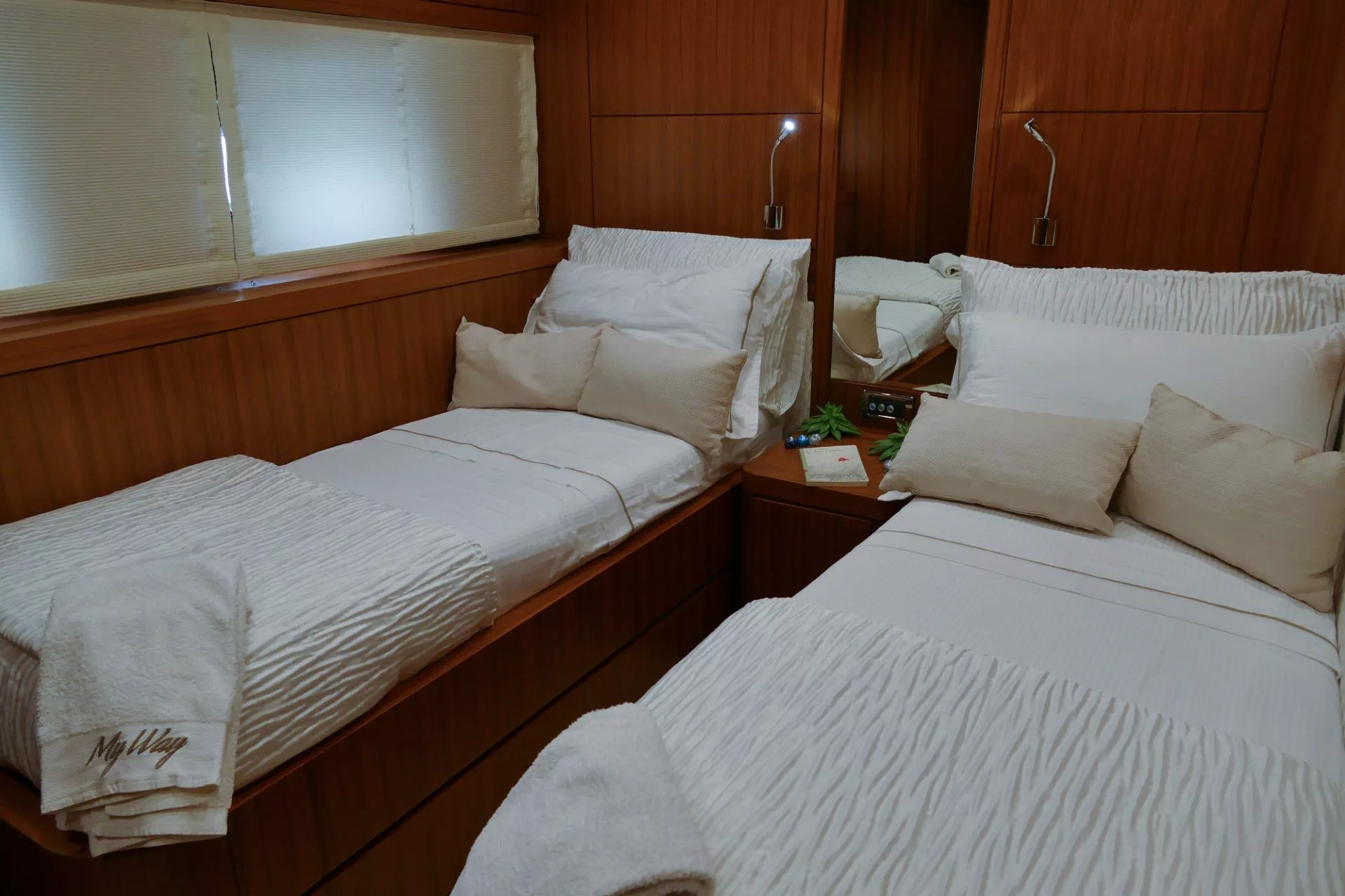 https://dev-api.arconyachts.com/storage/media/33965/conversions/751_8017716418-optimize.webp